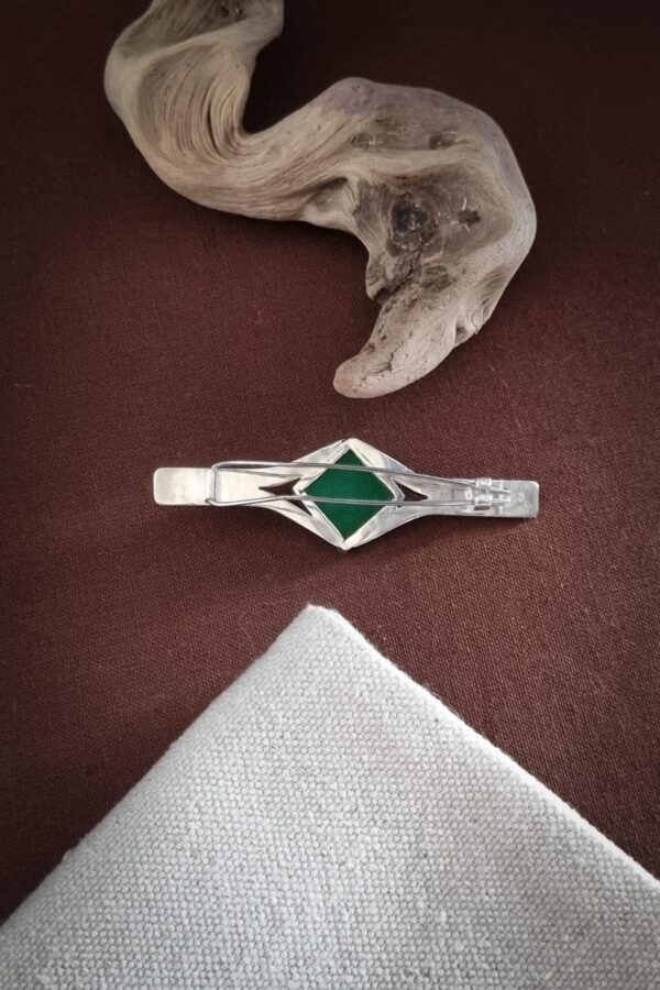 broche en argent avec serti carré d'un jade vert