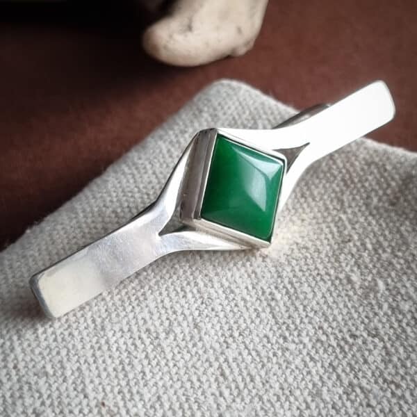 broche en argent avec serti carré d'un jade vert