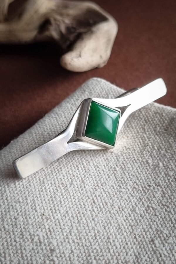 broche en argent avec serti carré d'un jade vert