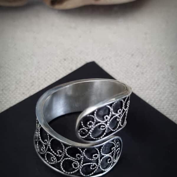 bague en argent filigranée sur fond noir