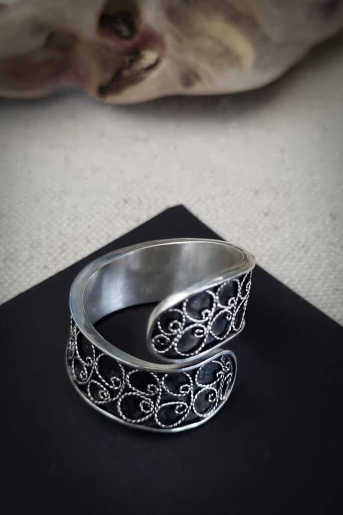bague en argent filigranée sur fond noir
