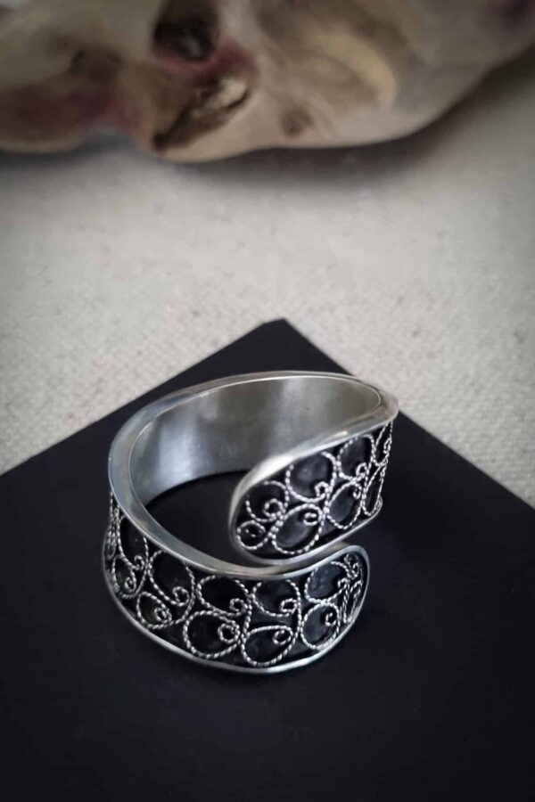 bague en argent filigranée sur fond noir