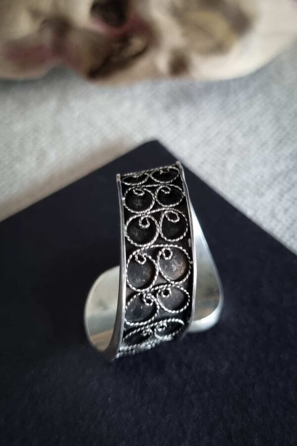 bague en argent filigranée sur fond noir
