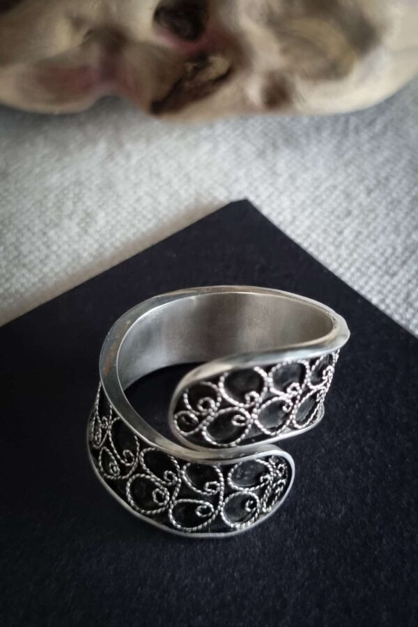bague en argent filigranée sur fond noir