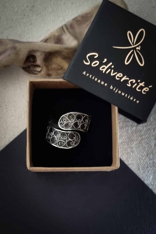 bague en argent filigranée sur fond noir