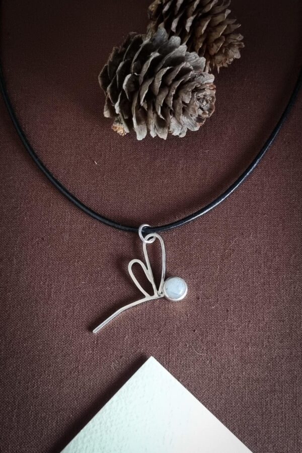 pendentif en argent en forme de libellule avec serti clos pierre lune ronde