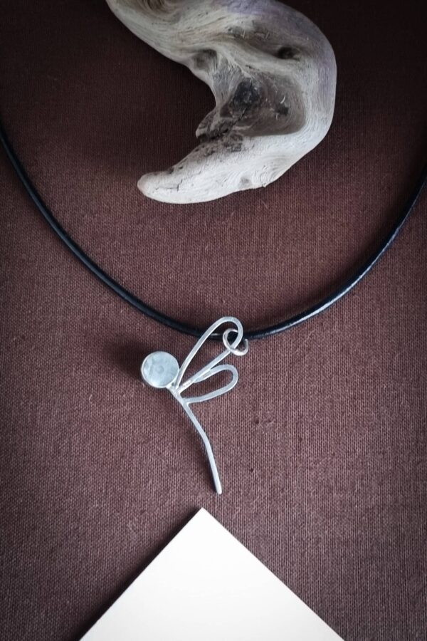 pendentif en argent en forme de libellule avec serti clos pierre lune ronde, vu de dos