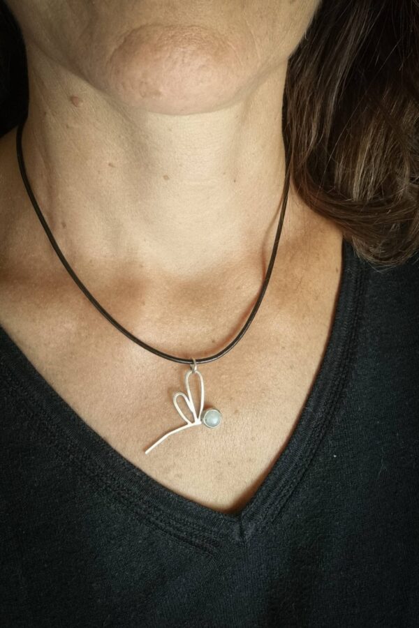 pendentif en argent en forme de libellule avec serti clos pierre lune ronde