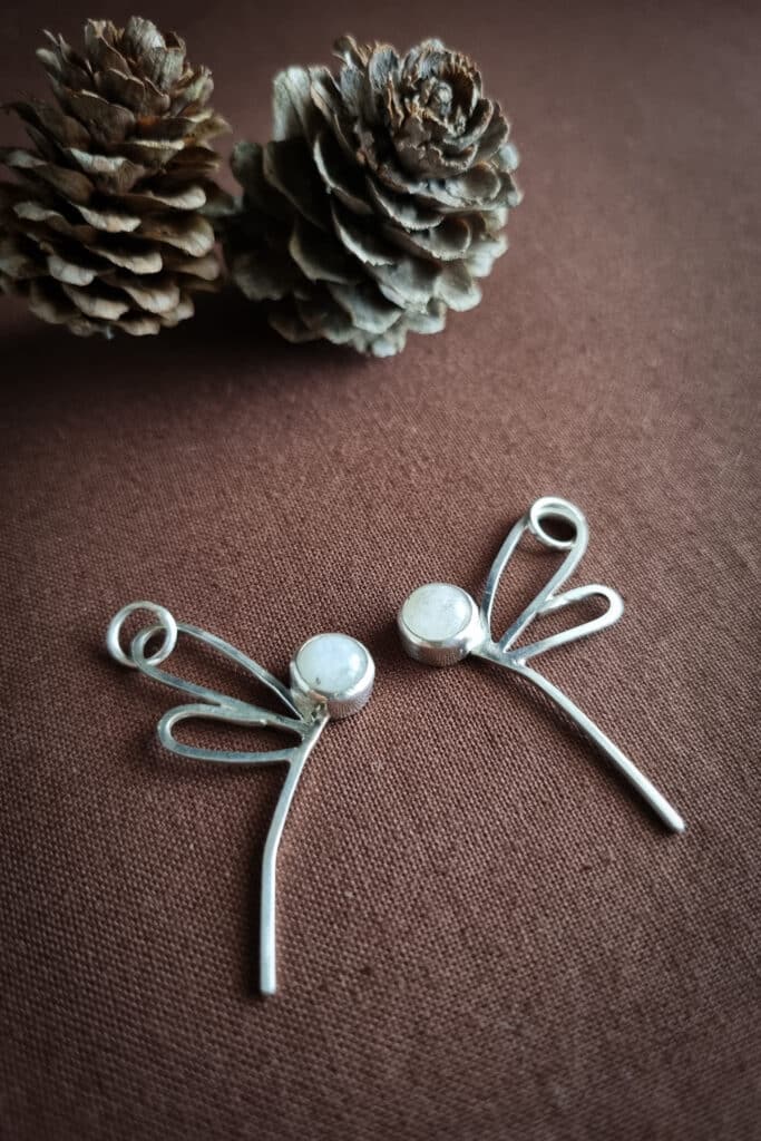 pendentifs en argent en forme de libellule avec serti clos pierre lune ronde