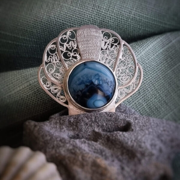 broche en argent en forme de coquille saint jacques, filigrane et agate bleue sertie