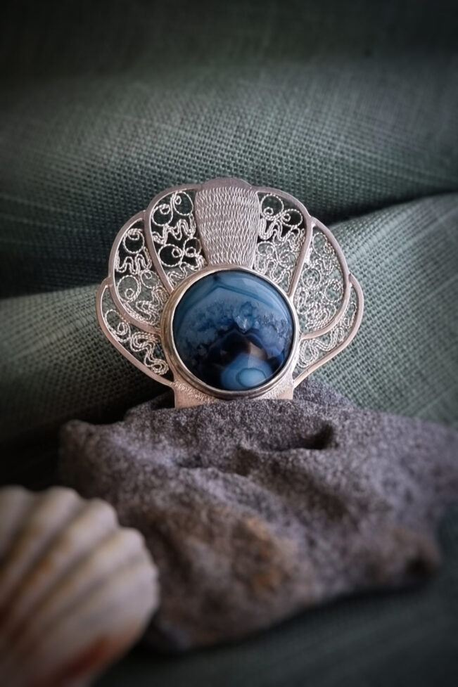 broche en argent en forme de coquille saint jacques, filigrane et agate bleue sertie