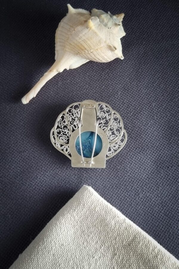 broche en argent en forme de coquille saint jacques, filigrane et agate bleue sertie