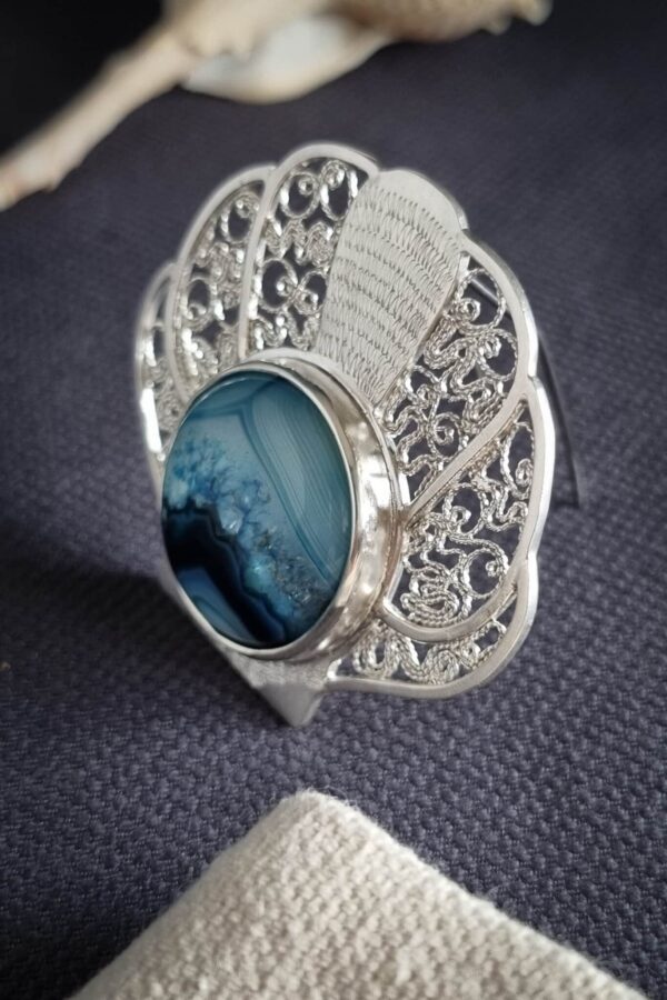 broche en argent en forme de coquille saint jacques, filigrane et agate bleue sertie