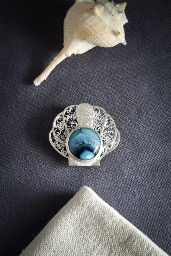 broche en argent en forme de coquille saint jacques, filigrane et agate bleue sertie
