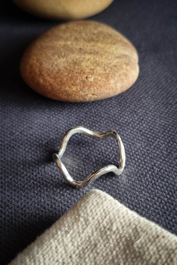 bague en argent ondulée et martelée