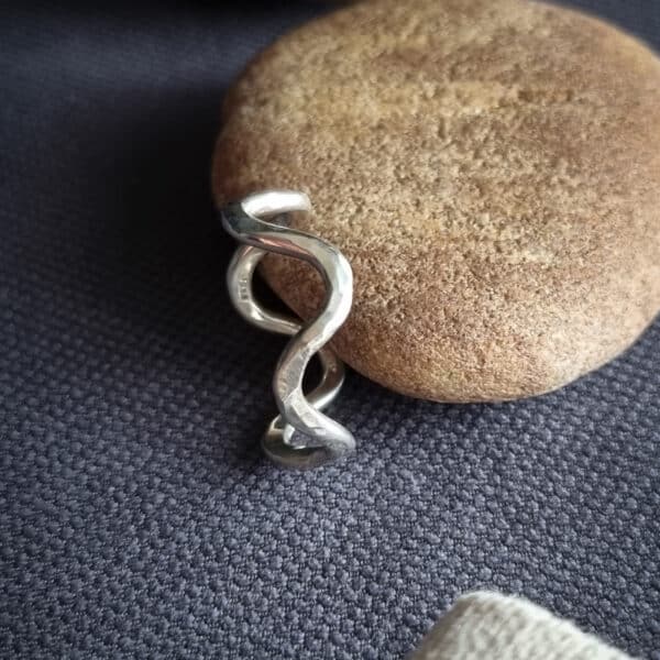 bague en argent ondulée et martelée
