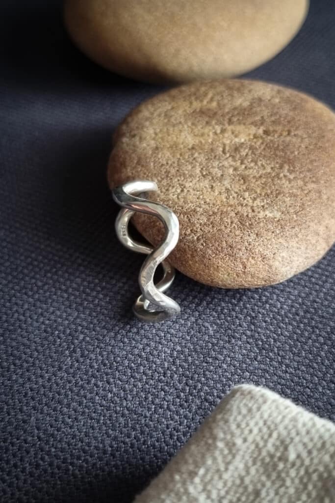 bague en argent ondulée et martelée