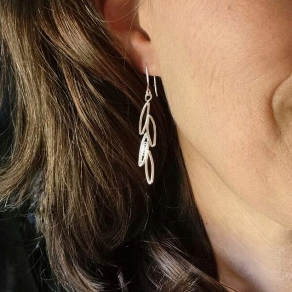 Boucles oreilles feuille filigrane en argent portées