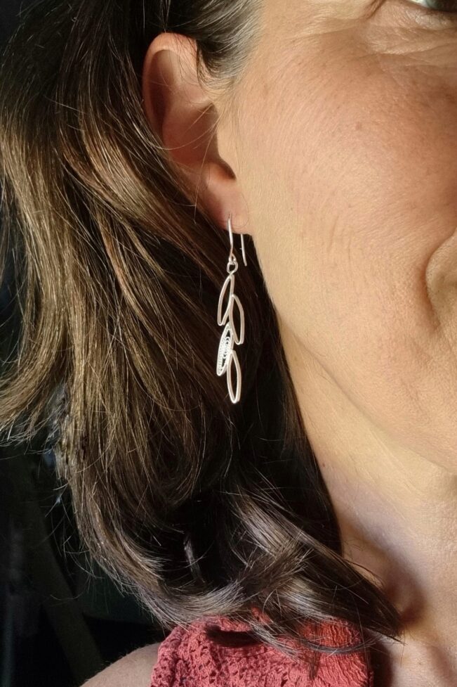 Boucles oreilles feuille filigrane en argent portées