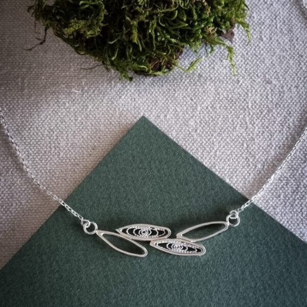 collier en argent avec en son centre un motif de feuilles simple contour ou remplies de filigrane