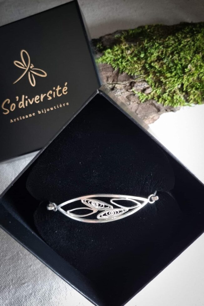 bracelet en argent avec filigrane, représentant un brin d’olivier, dans son écrin