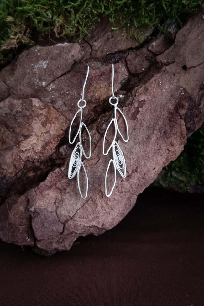 Boucles d'oreilles feuille filigrane sur une écorce