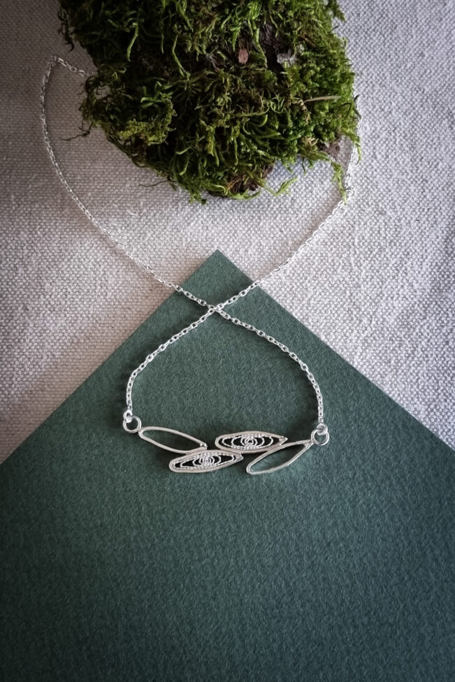 collier en argent vu de dos, avec motif de feuilles simple contour ou remplies de filigrane