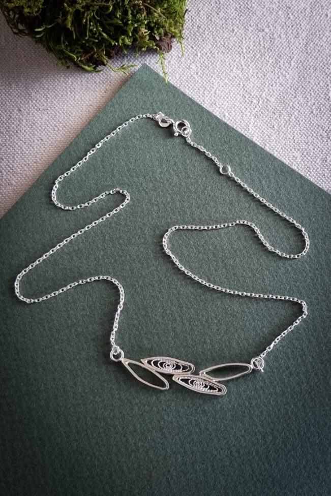 collier en argent avec motifs filigranés