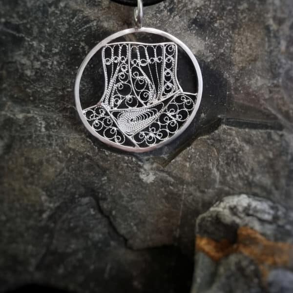 pendentif en argent filigrané représentant le Mont Aiguille