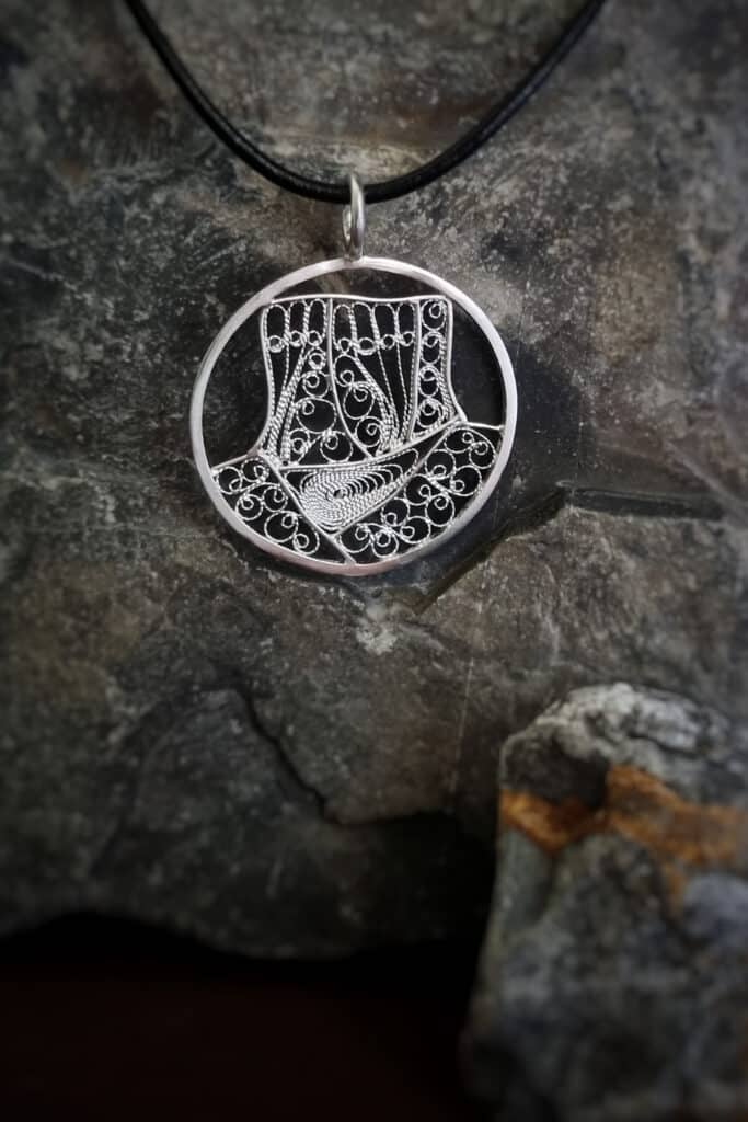 pendentif en argent filigran&eacute; repr&eacute;sentant le Mont Aiguille