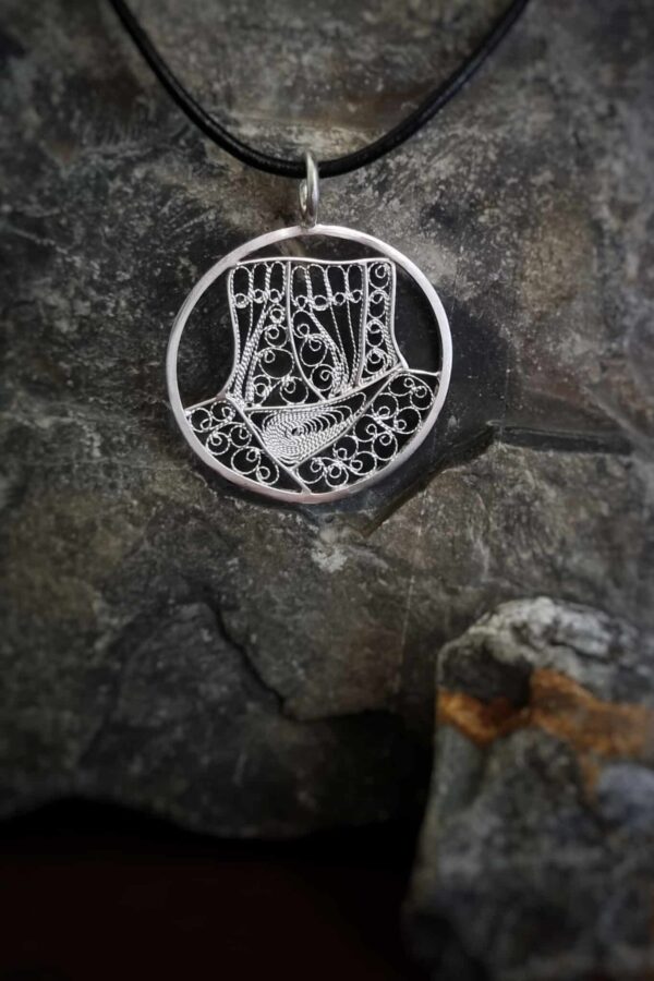 pendentif en argent filigrané représentant le Mont Aiguille