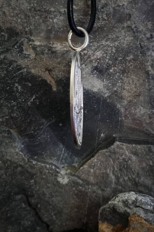 pendentif en argent filigrané représentant le Mont Aiguille