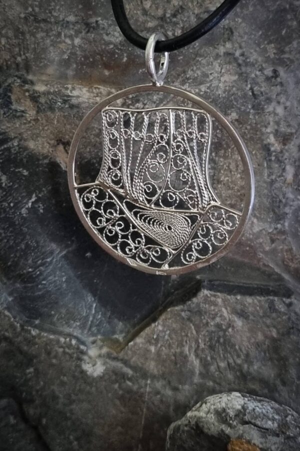 pendentif en argent filigrané représentant le Mont Aiguille