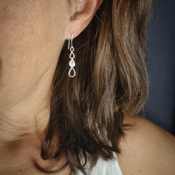 boucles d'oreilles en argent portées, en forme de gouttes avec filigrane