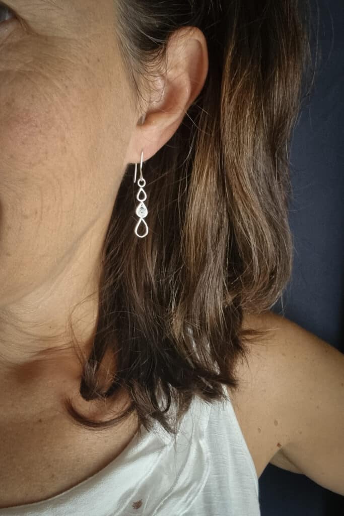 boucles d'oreilles en argent port&eacute;es, en forme de gouttes avec filigrane