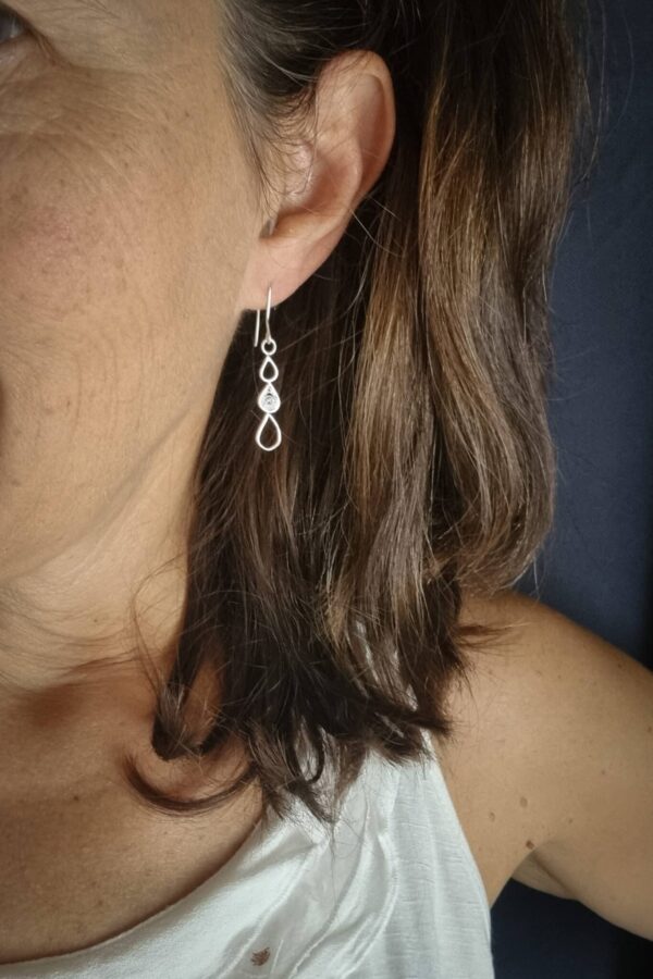 boucles d'oreilles en argent portées, en forme de gouttes avec filigrane