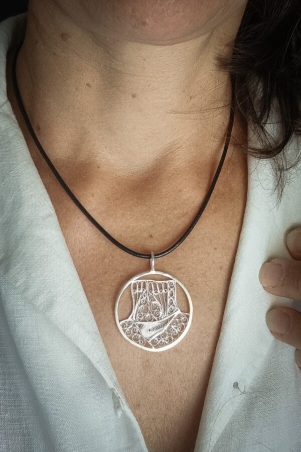 pendentif en argent filigrané représentant le Mont Aiguille