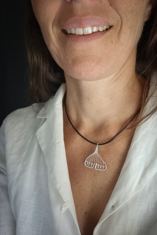 pendentif en argent filigrané représentant une feuille de ginkgo