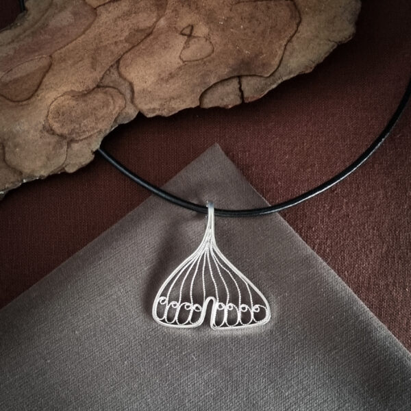 pendentif en argent filigrané représentant une feuille de ginkgo