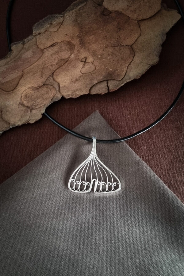 pendentif en argent filigrané représentant une feuille de ginkgo