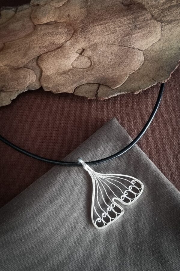pendentif en argent filigrané représentant une feuille de ginkgo