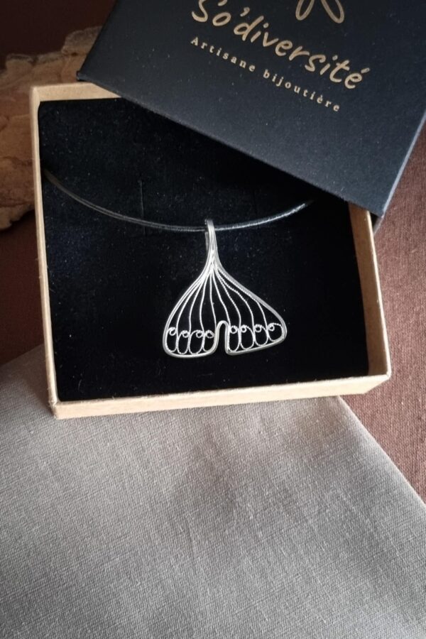 pendentif en argent filigrané représentant une feuille de ginkgo