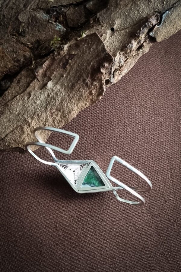bracelet en argent reflet de sapin , vert d'orezza triangulaire serti clos et triangle de filigrane