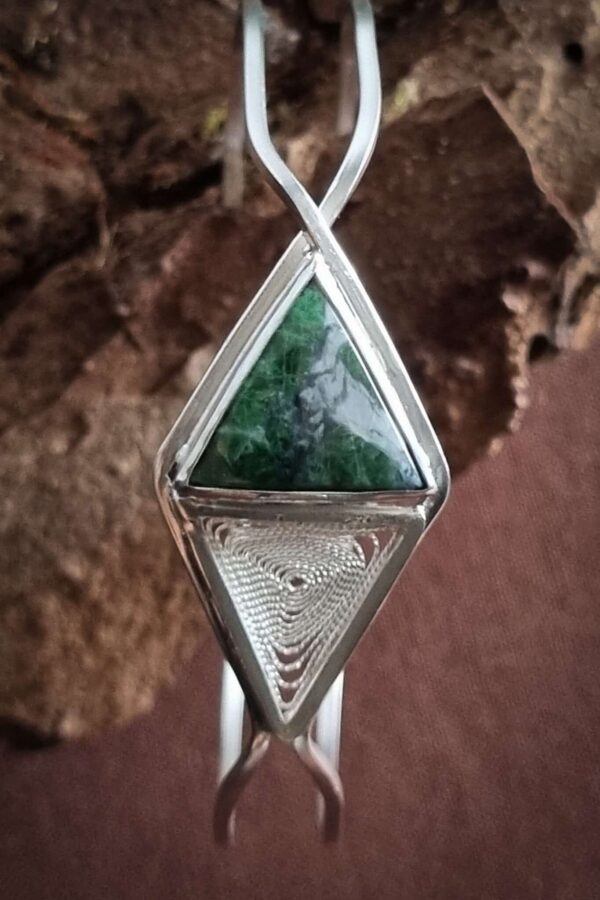 bracelet en argent reflet de sapin , vert d'orezza triangulaire serti clos et triangle de filigrane