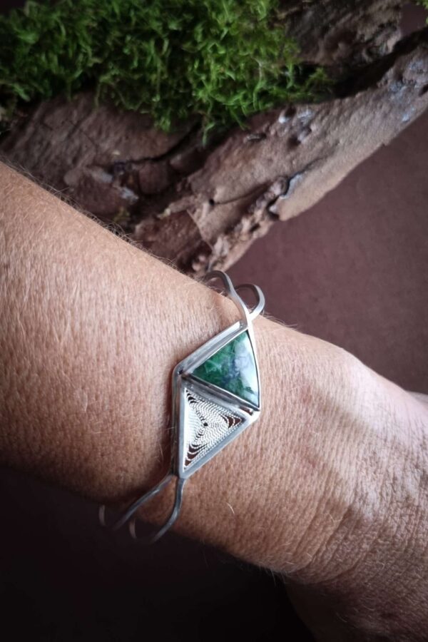 bracelet en argent reflet de sapin , vert d'orezza triangulaire serti clos et triangle de filigrane