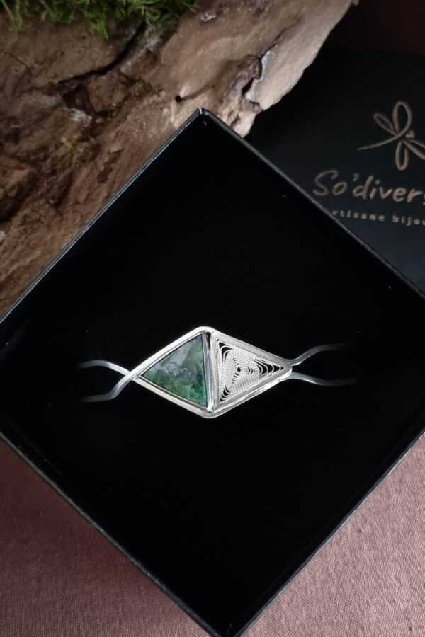 bracelet en argent reflet de sapin , vert d'orezza triangulaire serti clos et triangle de filigrane