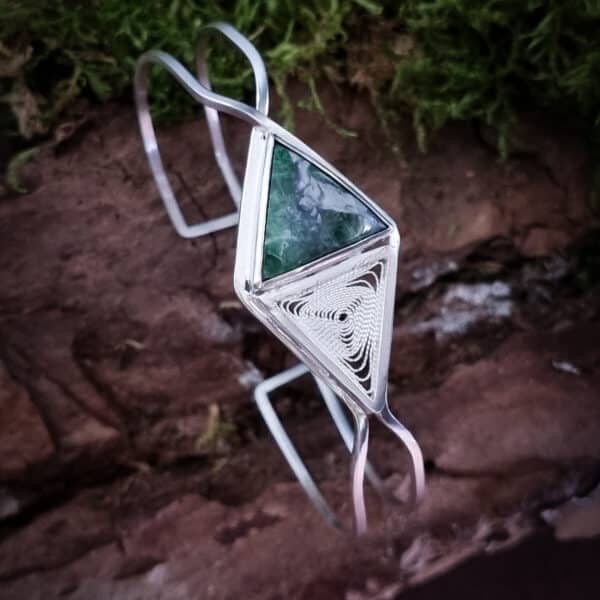 bracelet en argent reflet de sapin , vert d'orezza triangulaire serti clos et triangle de filigrane