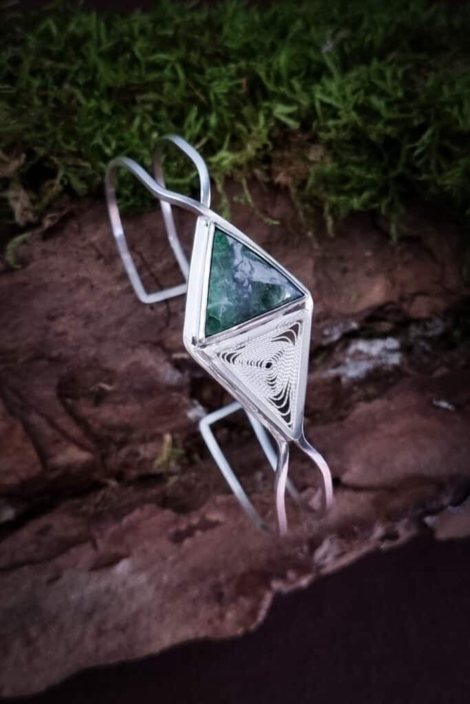 bracelet en argent reflet de sapin , vert d'orezza triangulaire serti clos et triangle de filigrane