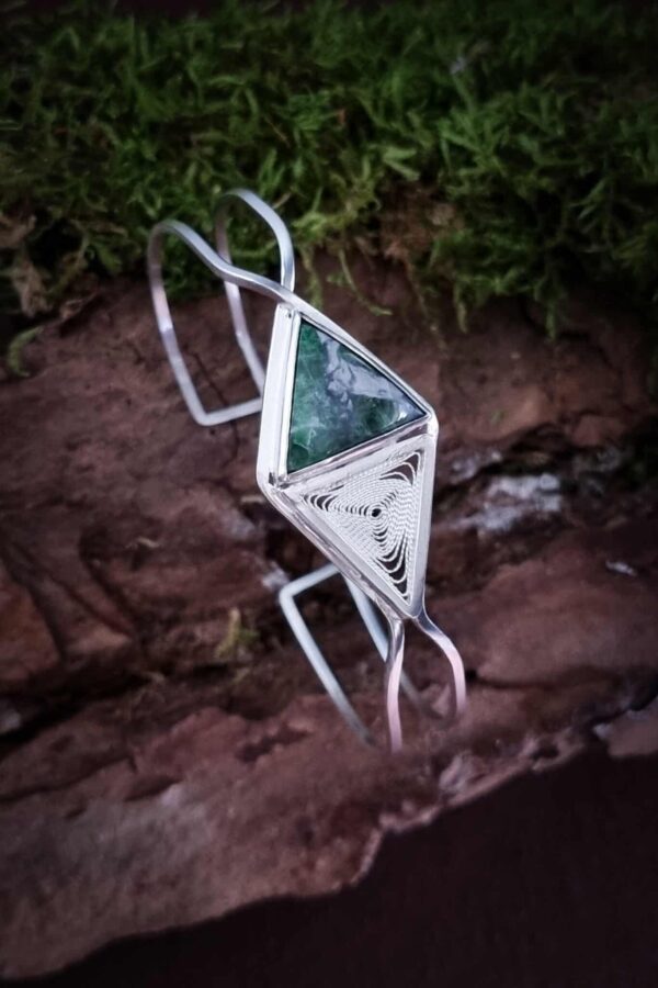bracelet en argent reflet de sapin , vert d'orezza triangulaire serti clos et triangle de filigrane