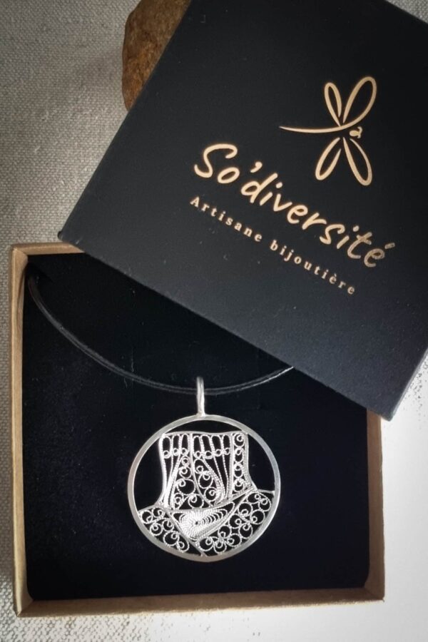 pendentif en argent filigrané représentant le Mont Aiguille
